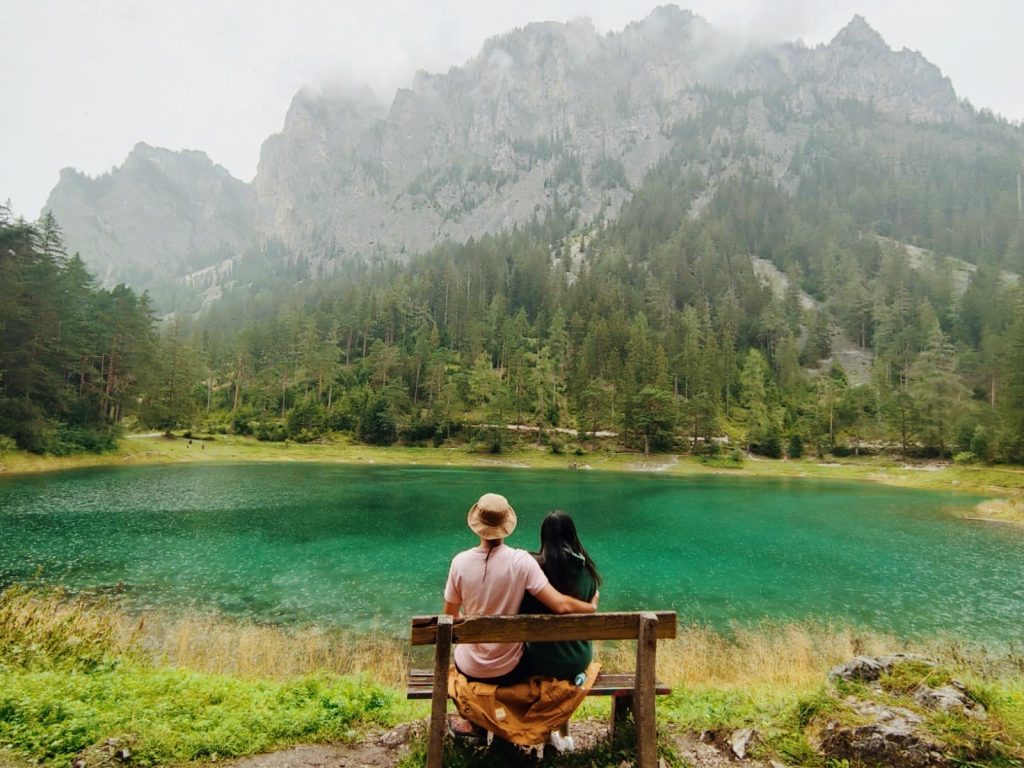 Ein Foto von Gabriel und Marilyn auf einer Bank am Grünen See